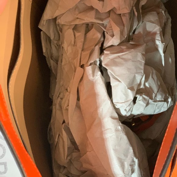 Michael Kors Hayes Large Bucket Shoulder Bag - Picture 6 of 7